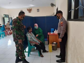 Babinsa 10/SelomertoÂ  dan Bhabinkamtibmas Melaksanakan Pengamanan Pemberian Vaksin Tahap 1